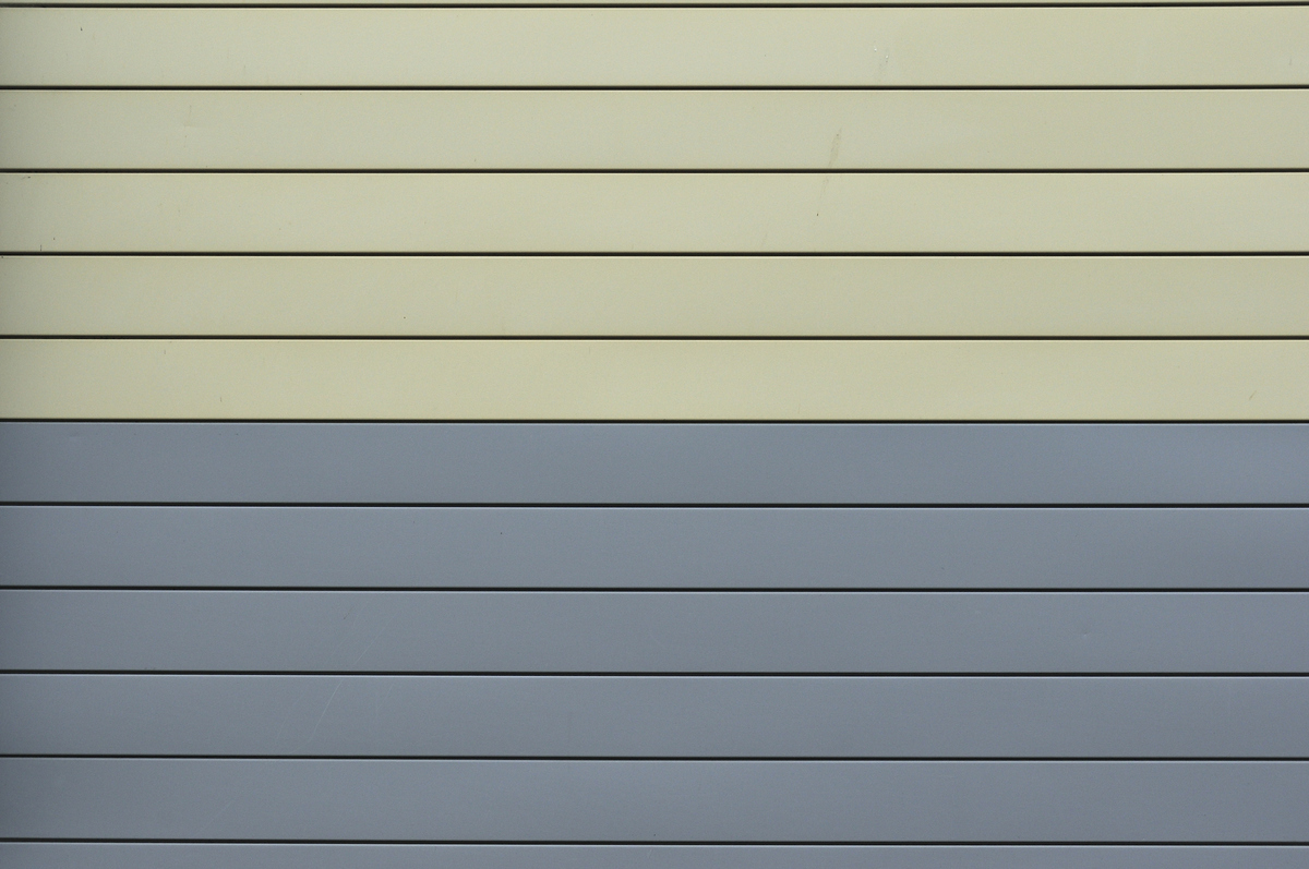 灰色と黄色で分割された金属サイディング
