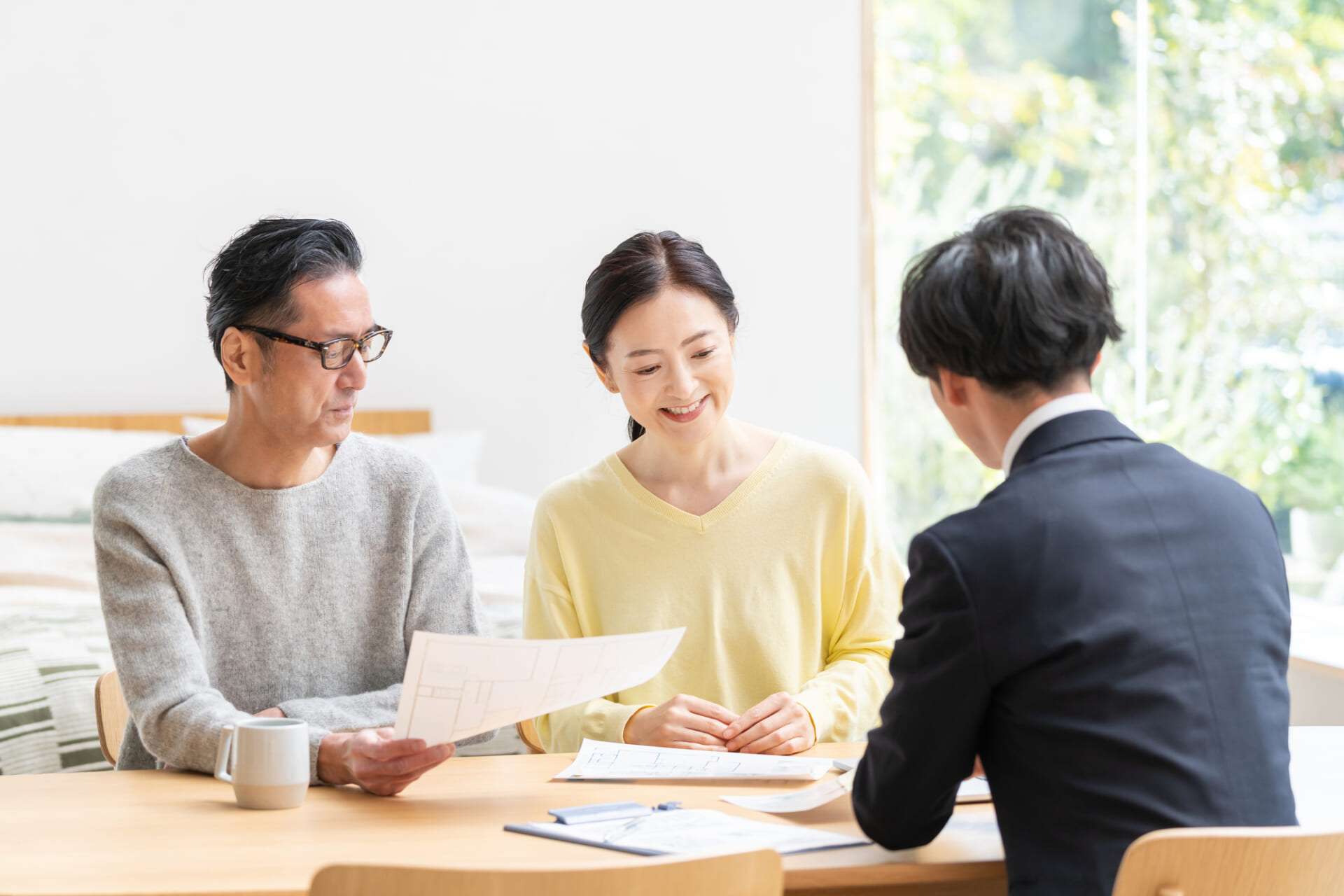 商談するミドル夫婦とビジネスマン