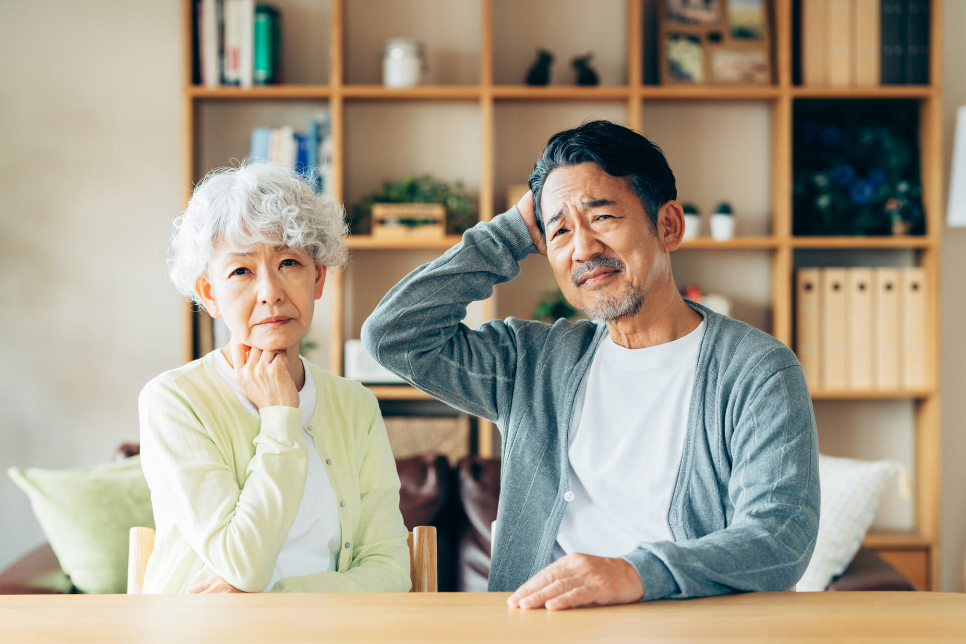 困った顔をする老夫婦