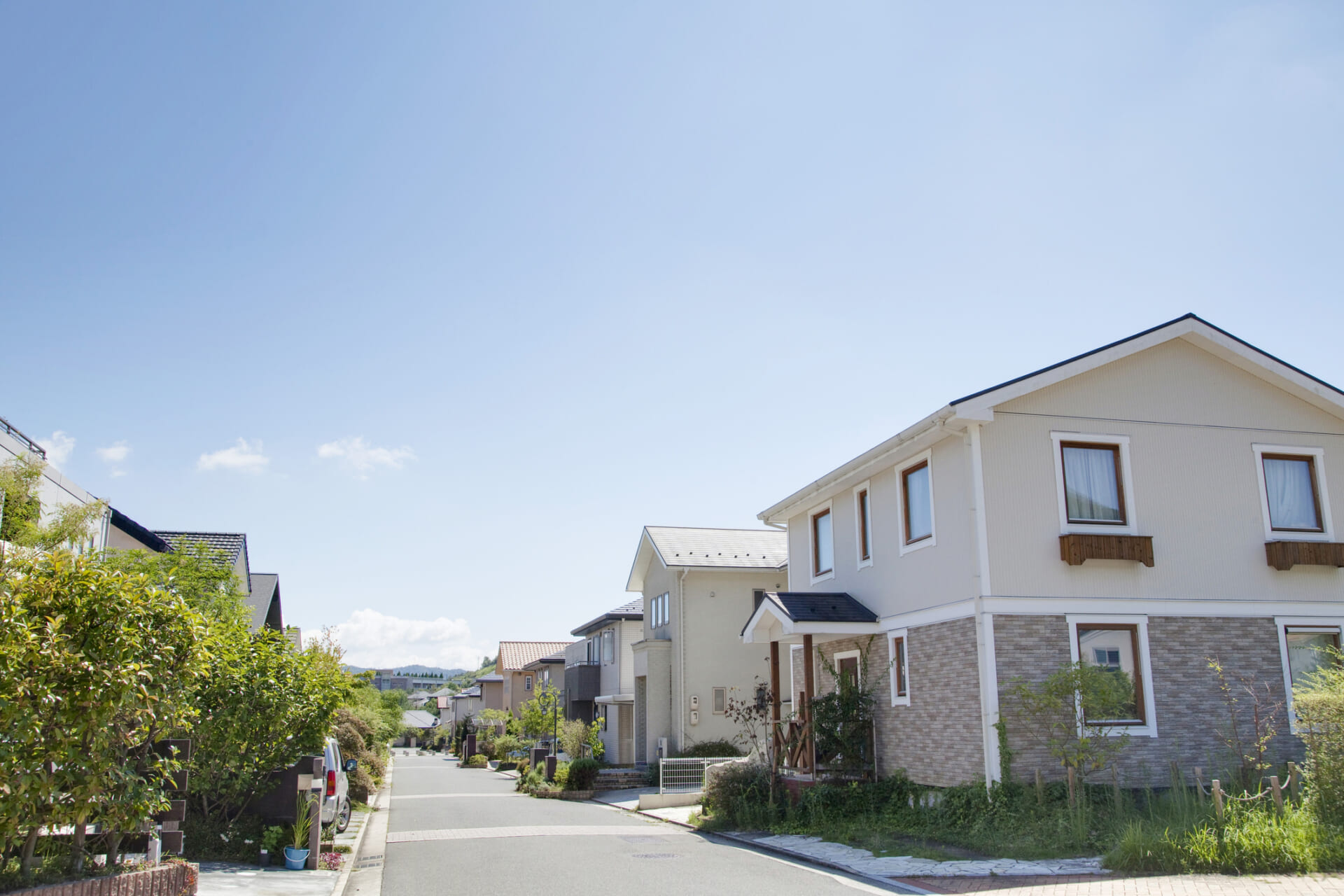 青空と綺麗な住宅街